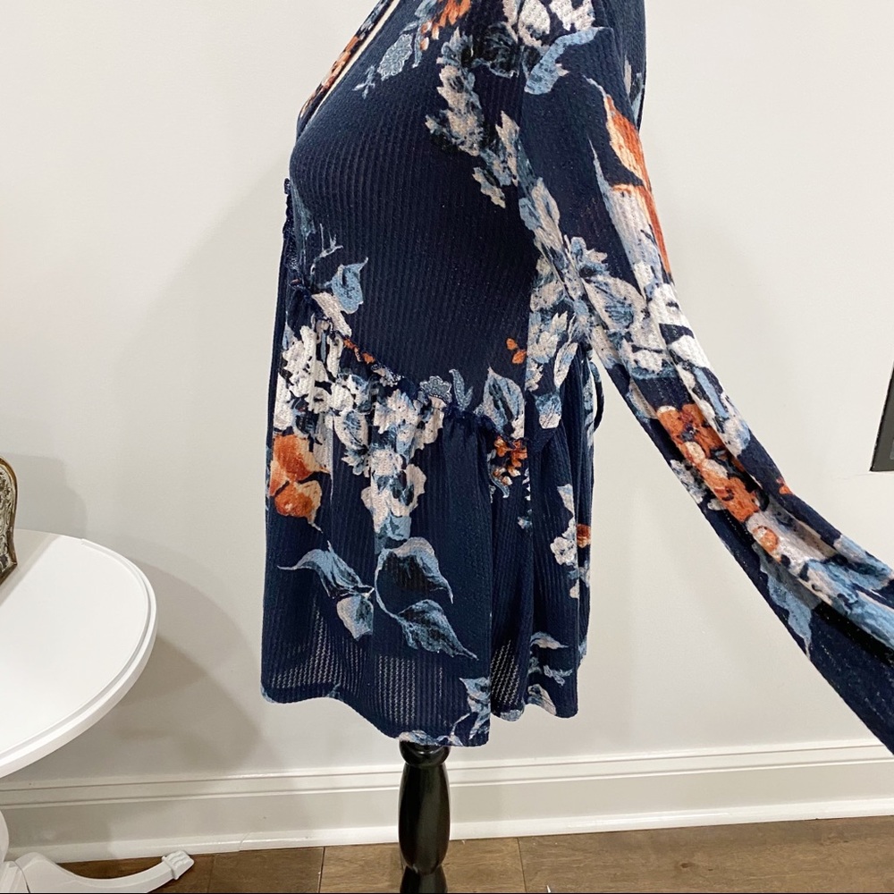 Sage blue floral top with lace up back Sz L - Picture 4 of 8
